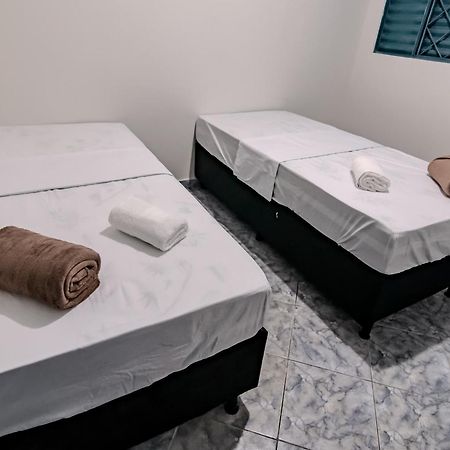 فندق Pousada Roosevelt Quarto 03 - Pousada Central Prox Rodoviaria E Dist Industrial Uberlândia المظهر الخارجي الصورة