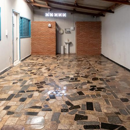فندق Pousada Roosevelt Quarto 03 - Pousada Central Prox Rodoviaria E Dist Industrial Uberlândia المظهر الخارجي الصورة