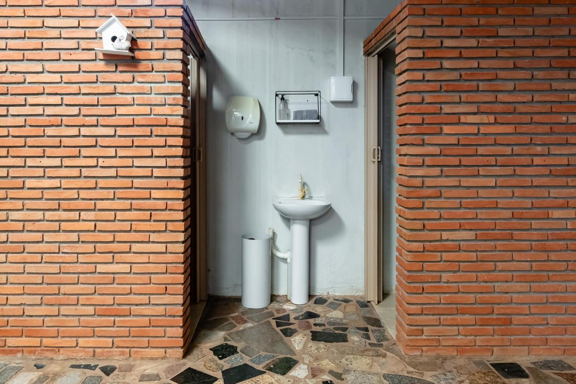 فندق Pousada Roosevelt Quarto 03 - Pousada Central Prox Rodoviaria E Dist Industrial Uberlândia المظهر الخارجي الصورة